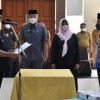 Bupati Kuningan saat mengangkat dan mengbil sumpah jabaran  PNS.